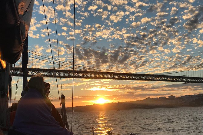 2 Hour Lisbon Sunset and Wine Sailing Tour - Why a Lisbon sunset sail works so well