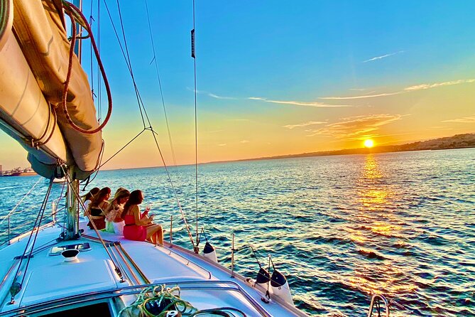 Amazing Tour on Sailing Boat - The cruise toward Alfama