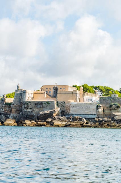 Boat tour: charming Cascais Coast to Lisbon lighthouse - Estoril and Santo António Fort