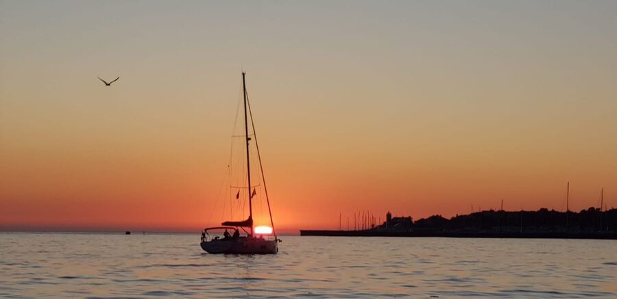 Cascais: 2-Hour Sunset Cruise - Why it works for romantic occasions