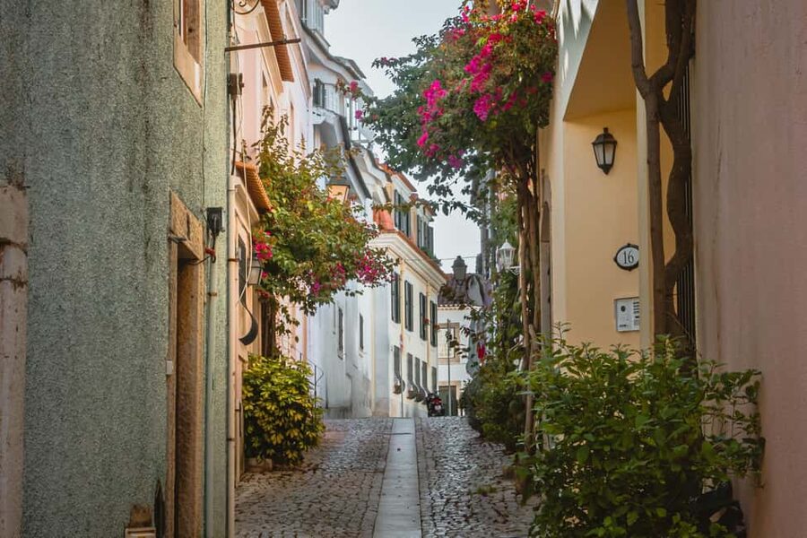 Cascais: Flexible Walking Tour in Historic Center - 5 de Outubro Square and Rainha Beach