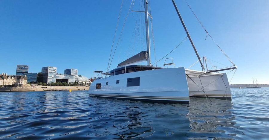 Cascais:Luxury Private Sailing Catamaran Cruise with a Drink - Sailing across Cascais Bay
