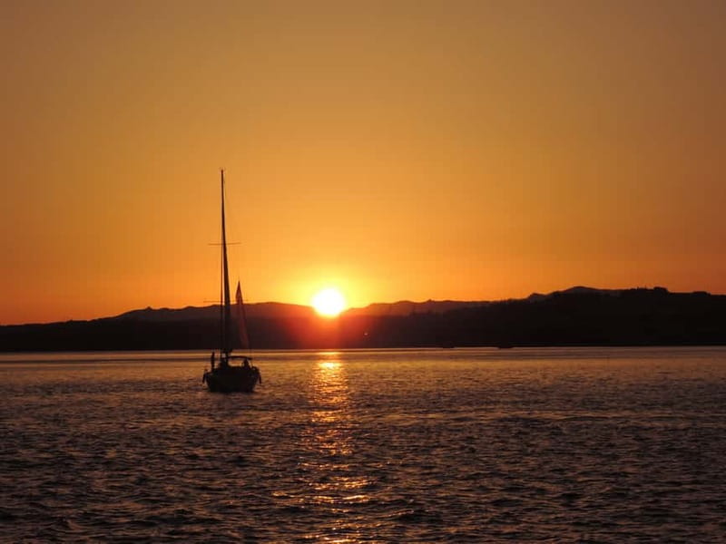 Cascais: Sunset Boat Trip with Welcome Drinks - From Cascais villas to the old fortress