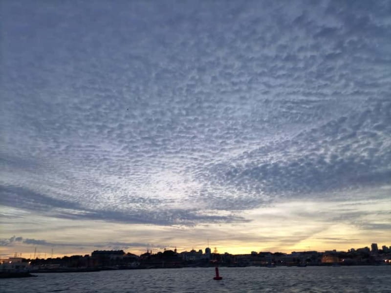 Cascais: Sunset Boat Trip with Welcome Drinks - The run toward Costa da Guia cliffs