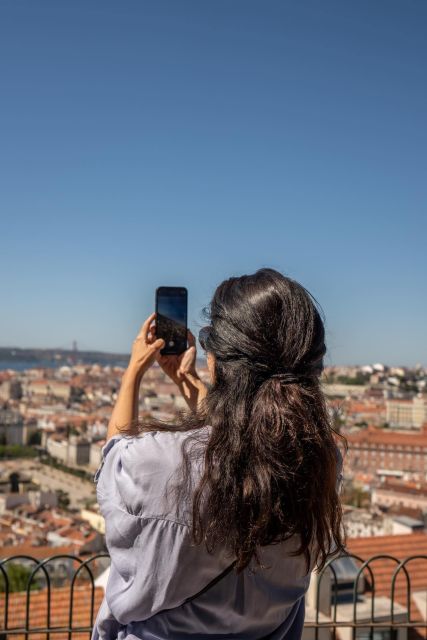 Discover Lisbon 4h Tuk Tuk - Guiding style and the amount of history