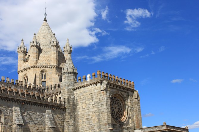 Évora and Monsaraz with Regional Wine Tasting from Lisbon - Praça do Giraldo and lunch on your own