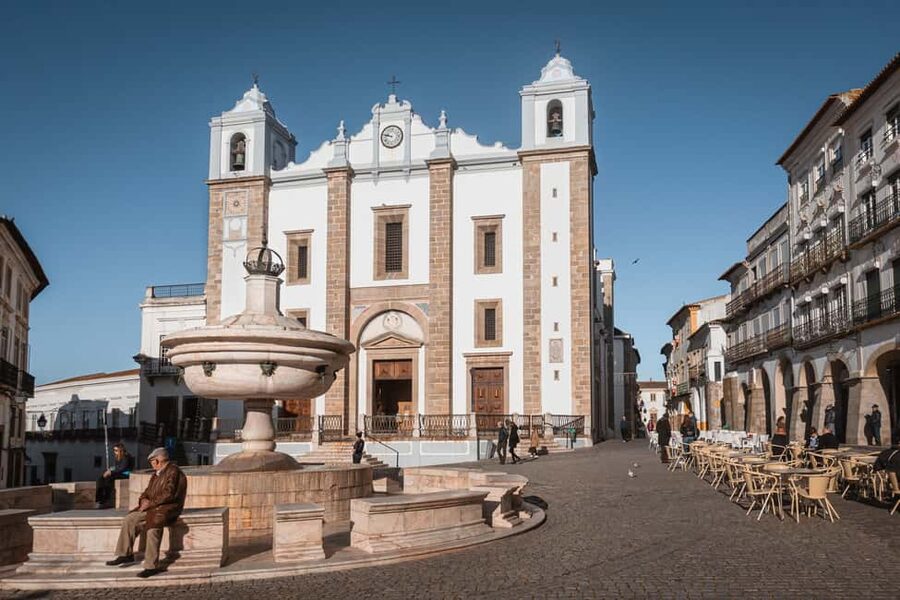 Évora: Flexible Walking Tour in Historic Center - Páteo de São Miguel and views across Évora