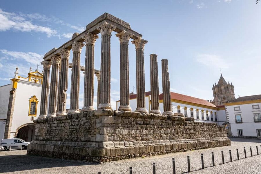 Évora: Flexible Walking Tour in Historic Center - Praça de Sertório and the Roman baths