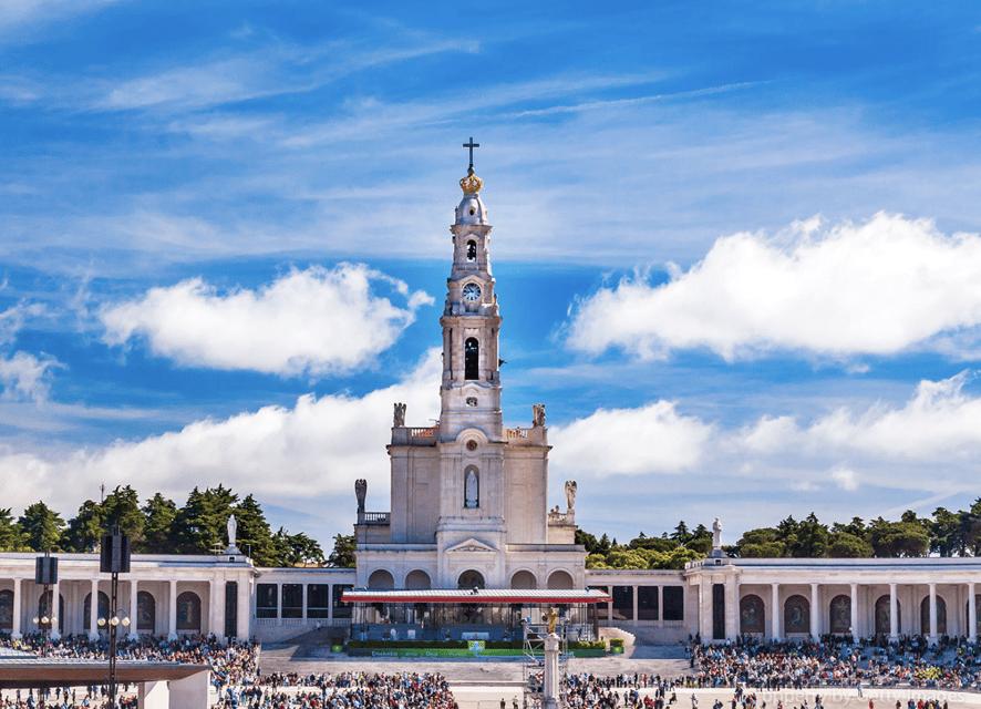 Fatima, Batalha, Nazaré and Óbidos: Private Full Day Tour - Four major Portuguese stops in eight hours