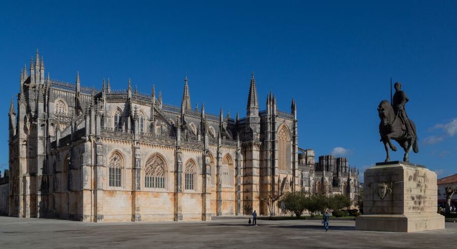From Lisboa: Fatima, Nazare, Obidos & Batalha Full Day Tour - Lunch with local recommendations