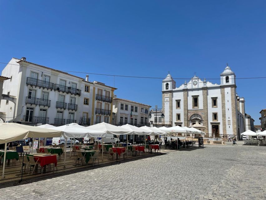 From Lisbon: Évora, Chapel of Bones, & Roman Temple Tour - Praça do Giraldo and lunch time