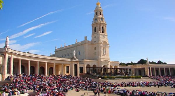 From Lisbon: Fátima, Batalha, Nazaré and Óbidos Day Tour - Why this four-stop route works