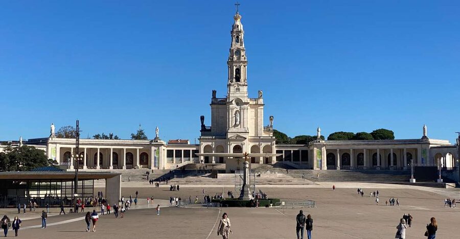 From Lisbon: Fátima, Batalha, Nazaré, and Obidos Tour by Van - Fátima: a place for faith, history, and quiet observation