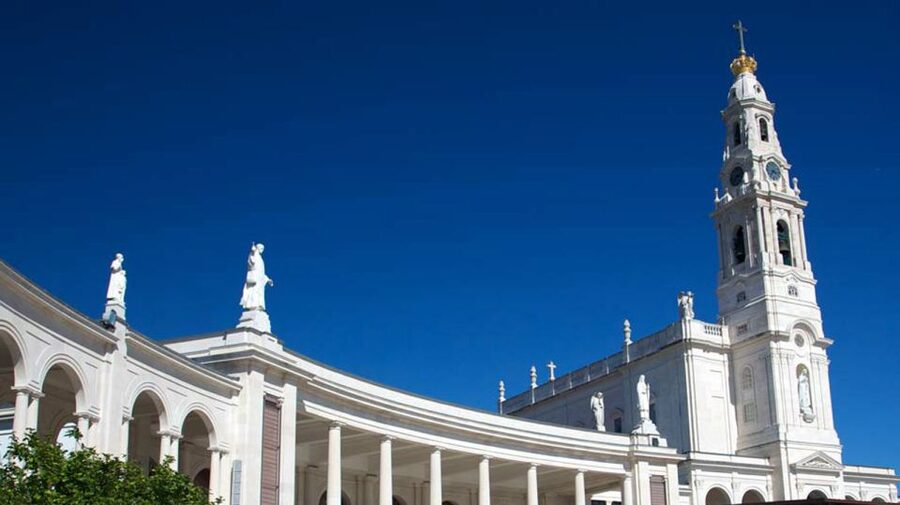 From Lisbon: Fátima, Batalha, Nazaré & Óbidos Full-Day Tour - Nazaré: fishing traditions, church legend, and giant waves