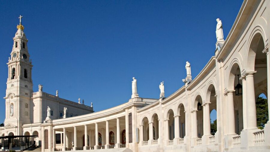 From Lisbon: Fátima, Batalha, Nazaré & Óbidos Full-Day Tour - The guide makes the difference