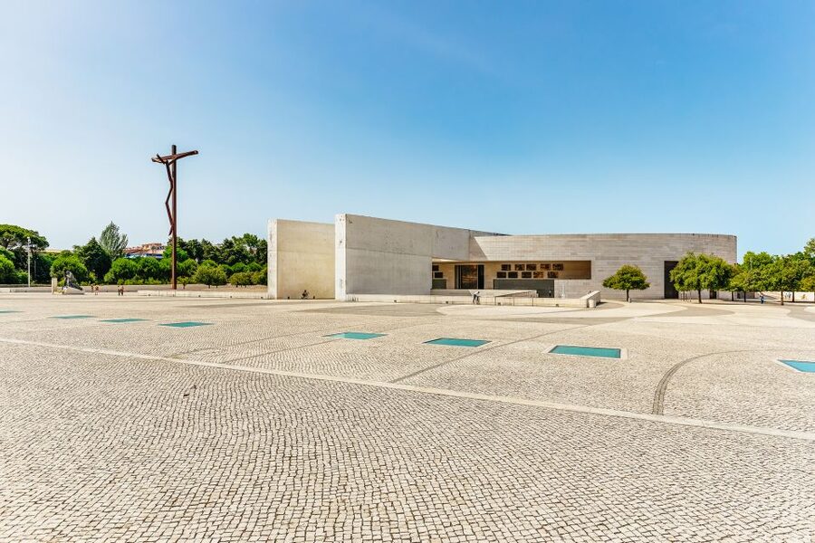 From Lisbon: Fatima Batalha Nazaré & Óbidos Small-Group Tour - The guide can make or break the day