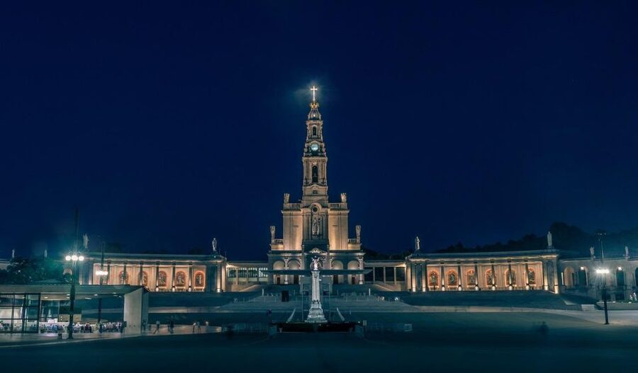 From Lisbon: Fatima, Nazare, Obidos & Caves Private Day Trip - Fátima and the sanctuary experience