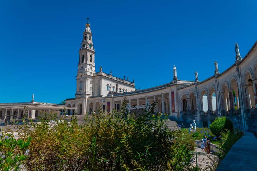 From Lisbon: Fátima, Nazaré & Sintra – 3 Cities Guided Tour - Nazaré: fishing culture below, wide ocean views above