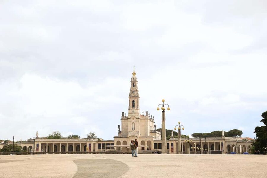 From Lisbon: Fátima, Óbidos, and Nazaré Small Group Day Tour - Óbidos: the medieval highlight