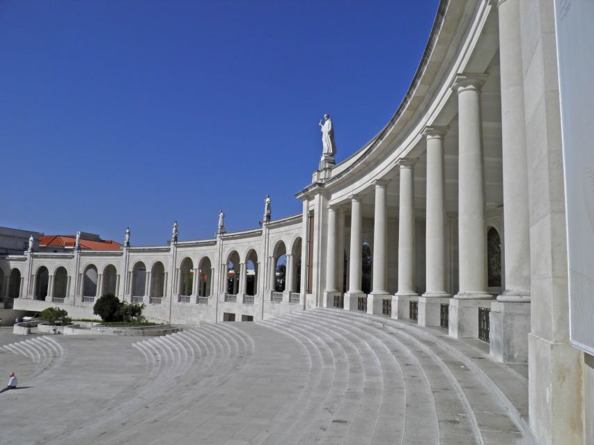 From Lisbon: Fátima Sanctuary and Batalha Monastery (UNESCO) - Leaving Lisbon in a private vehicle