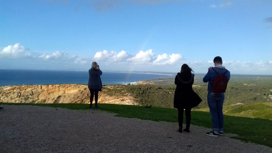 From Lisbon or Sesimbra: 4x4 Tour to Cape Espichel - Sesimbra Castle above the town