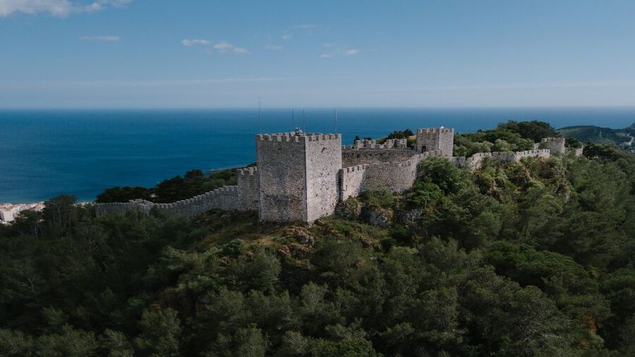 From Lisbon or Sesimbra: 4x4 Tour to Cape Espichel - Cape Espichel and the dinosaur footprints