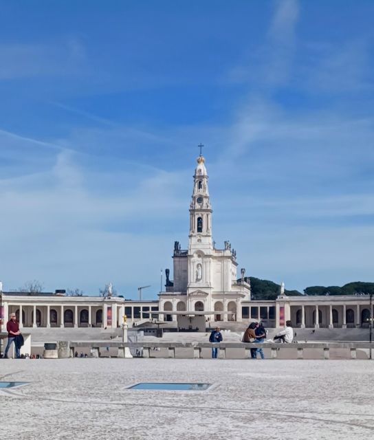From Lisbon: Small Group Fátima & Little Shepherds Town Tour - The two basilicas show different sides of Fátima