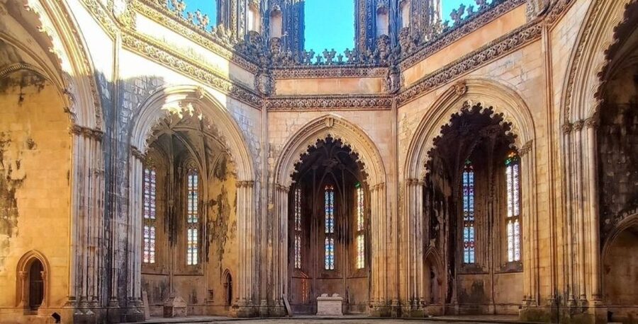 From Lisbon: Tour to Fátima, Batalha, Nazaré and Óbidos - Óbidos: medieval walls and a local sip