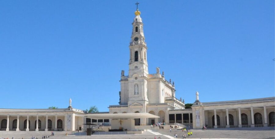 From Lisbon: Tour to Fátima, Batalha, Nazaré and Óbidos - Meeting at Cinema São Jorge
