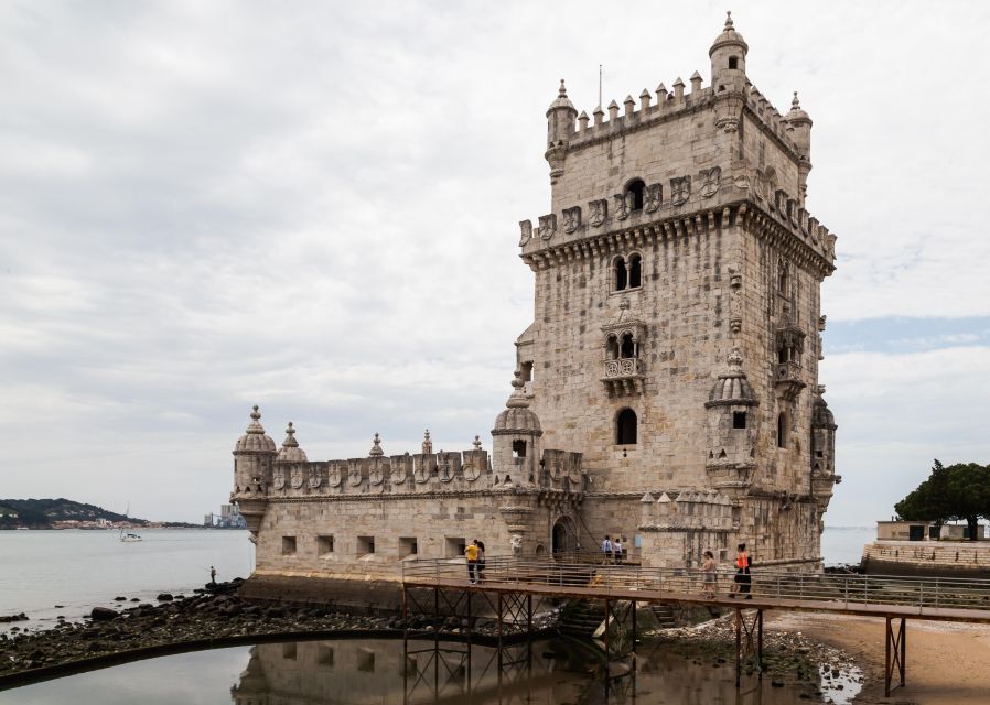 Full city of Lisbon on board of a private car - A private group changes the pace