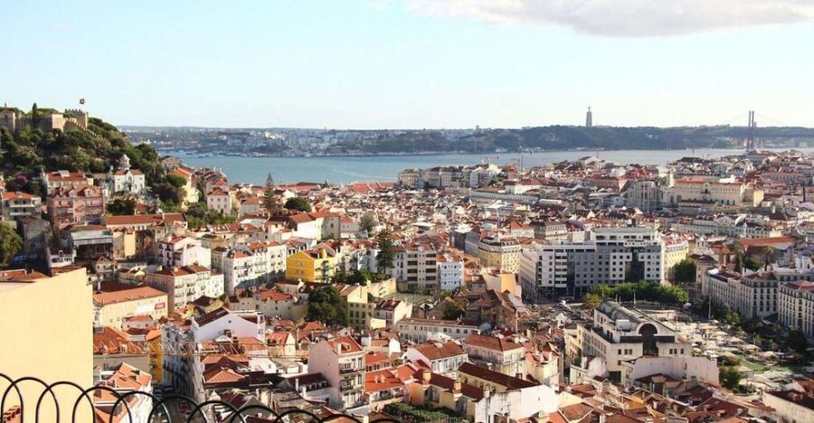 Full city of Lisbon on board of a private car - What the guide adds to the experience