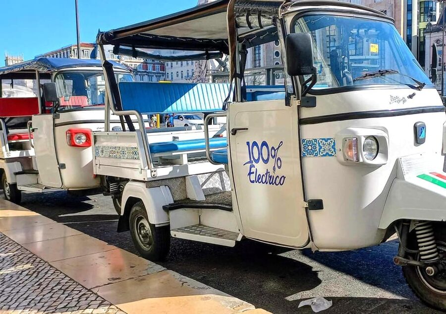 Guided Electric Piaggio Tuk-Tuk Tour of Historic Lisbon - Lisbon Cathedral and the first climb toward Alfama