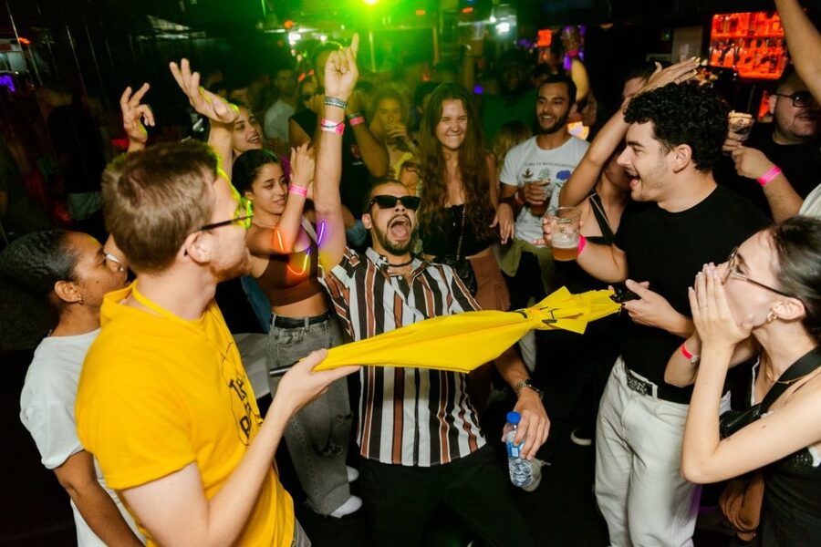 Halloween Haunts: Lisbon Pub Crawl Experience - Face Paint, Masks, and the Costume Challenge