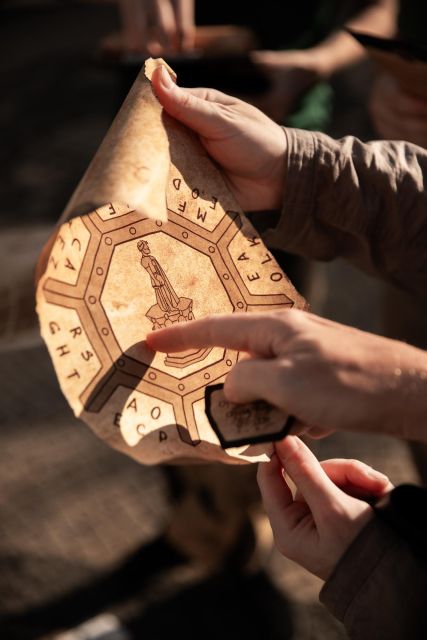 Historical Outdoor Game in Lisbon "The Cryptex of Pombal" - The stop at Largo Rafael Bordalo Pinheiro