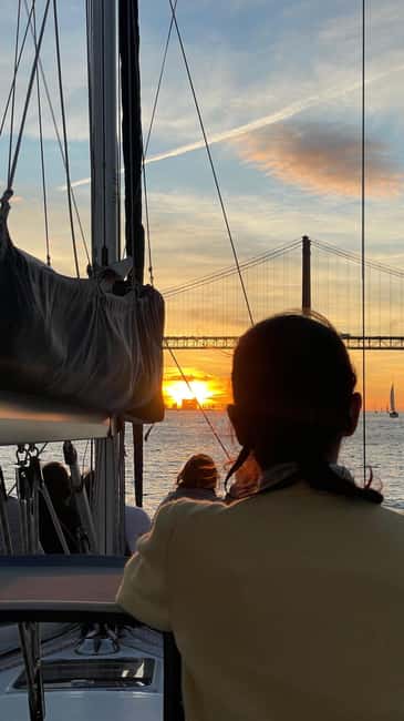 Lisboa:Sunset Sailing Tour at Tagus River with welcome drink - Crossing toward Christ the King and Almada