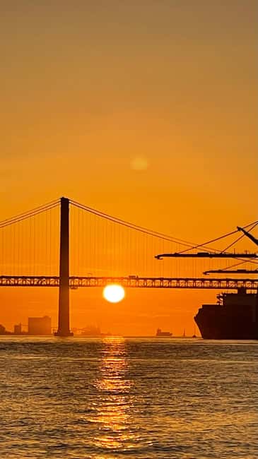 Lisboa:Sunset Sailing Tour at Tagus River with welcome drink - Sunset, photos, and the pace of the ride