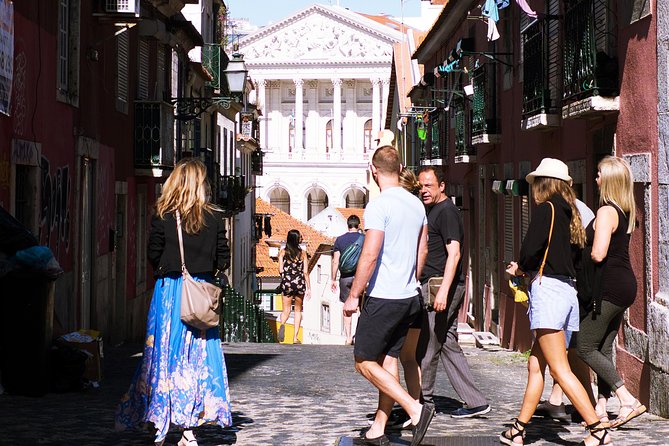 #LisboaLove Walk - Rua da Bica and the art of storytelling