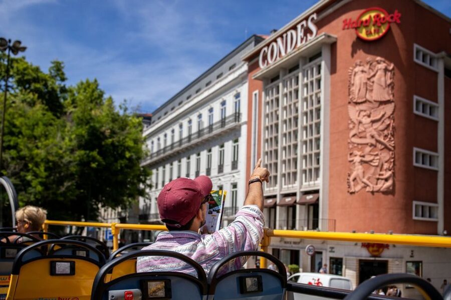 Lisbon: 1-or 2-Day Hop-On Hop-Off Bus Tour - Modern Lisbon route: tiles, riverfront renewal, and the Oceanarium