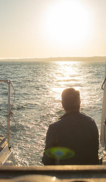 Lisbon 2 Hours Sailing Day Tour and Cruise With Drinks - Drinks, blankets, music, and the onboard mood