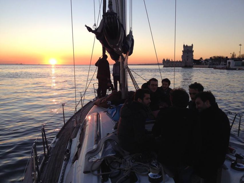 Lisbon 2H Private Tour by SAILBOAT / SAIL or POWER CATAMARAN - Choosing a daytime, evening, or sunset sailing