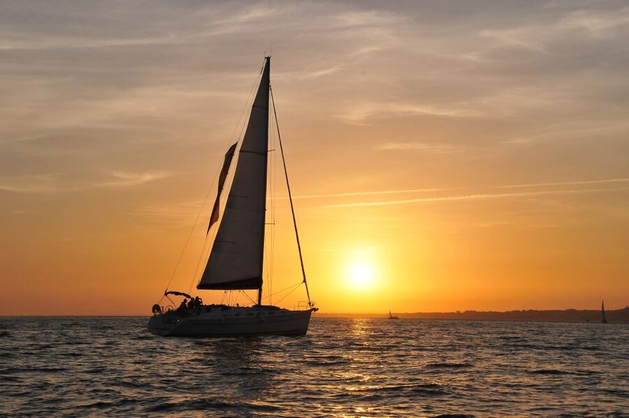 Lisbon 2H Private Tour by SAILBOAT / SAIL or POWER CATAMARAN - Bringing a picnic aboard