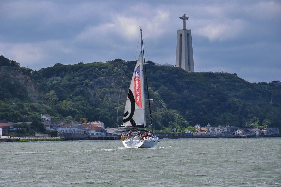 Lisbon 2H Private Tour by SAILBOAT / SAIL or POWER CATAMARAN - Who will enjoy this two-hour cruise most