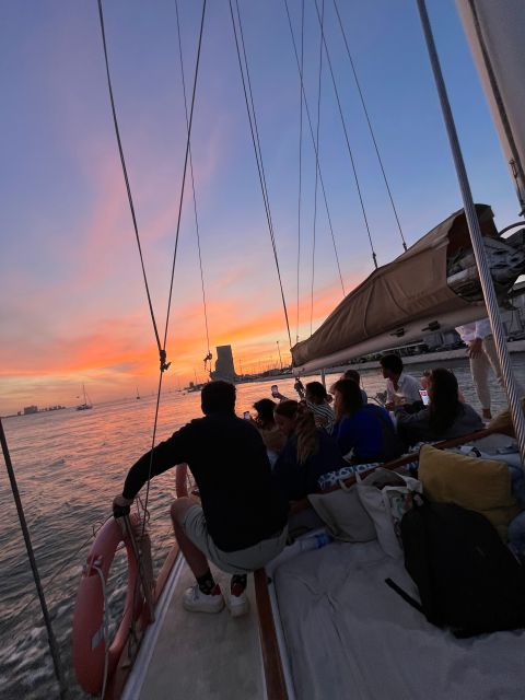 Lisbon: 2H Sunset Boat Cruise Tour with Drinks - Belém Tower and the Discoveries waterfront