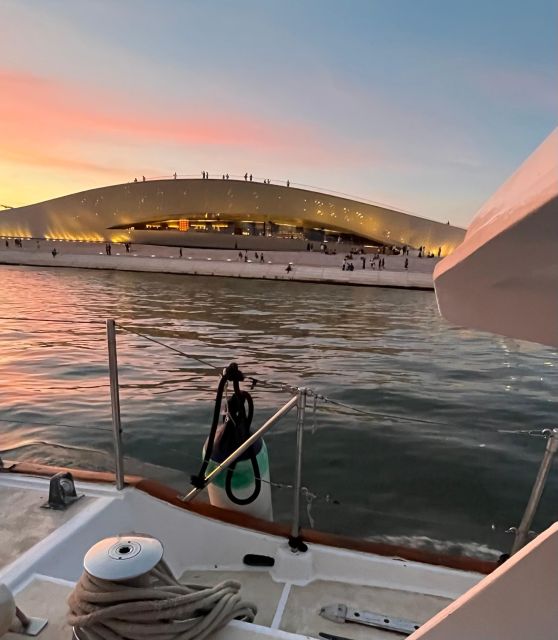 Lisbon: 2H Sunset Boat Cruise Tour with Drinks - Why Lisbon looks different from the Tagus