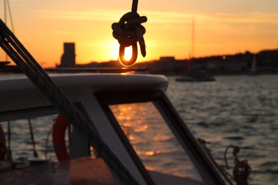 Lisbon: 2H Sunset Boat Cruise Tour with Drinks - The first drink sets the tone