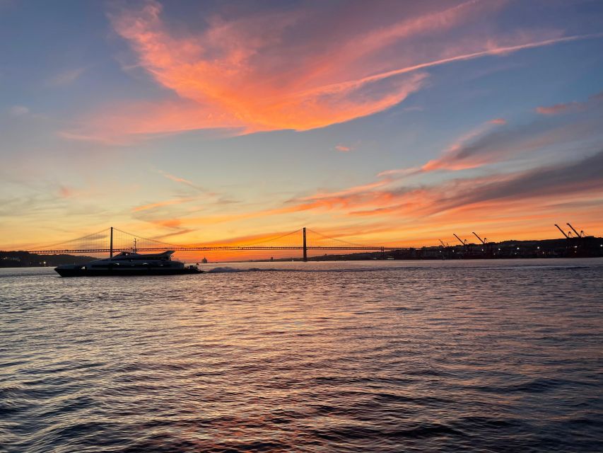 Lisbon: 2H Sunset Boat Cruise Tour with Drinks - Portuguese bites, served in miniature