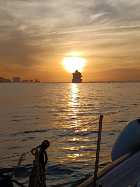 Lisbon: 2H Sunset Boat Cruise Tour with Drinks - Praça do Comércio and the first river views
