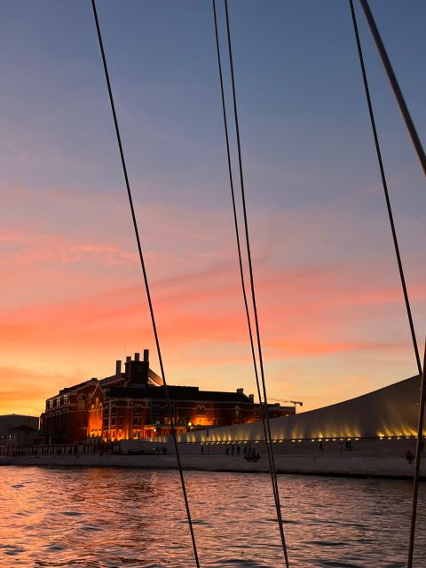 Lisbon: 2H Sunset Boat Cruise Tour with Drinks - Alfama from the water