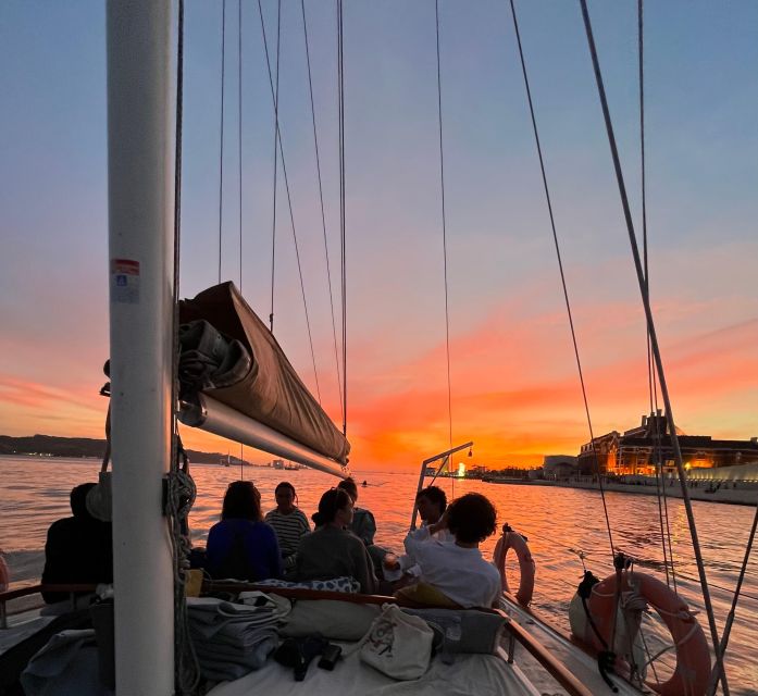 Lisbon: 2H Sunset Boat Cruise Tour with Drinks - Passing beneath the 25th of April Bridge