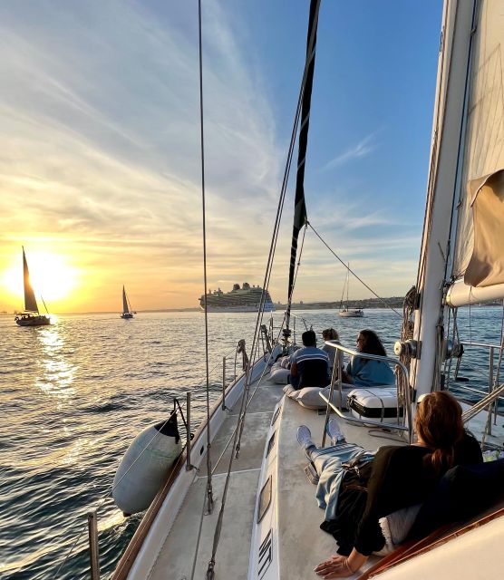 Lisbon: 2H Sunset Boat Cruise Tour with Drinks - Leaving from Alcântara and finding the boat